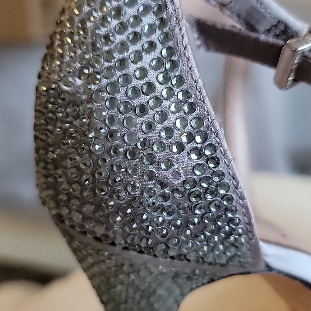Vince Camuto Gernetto Platinum Crystal Stiletto Heels Size 7.5 - Picture 11 of 11